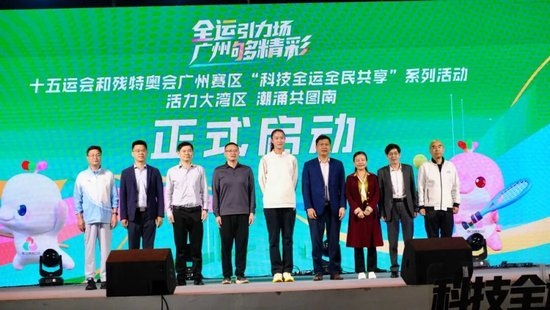 周穗安详解微型智能足球场四维科技 孩子们从下午玩到晚上9点不愿走 周穗安详解微型智能足球场四维科技 孩子们从下午玩到晚上9点不愿走