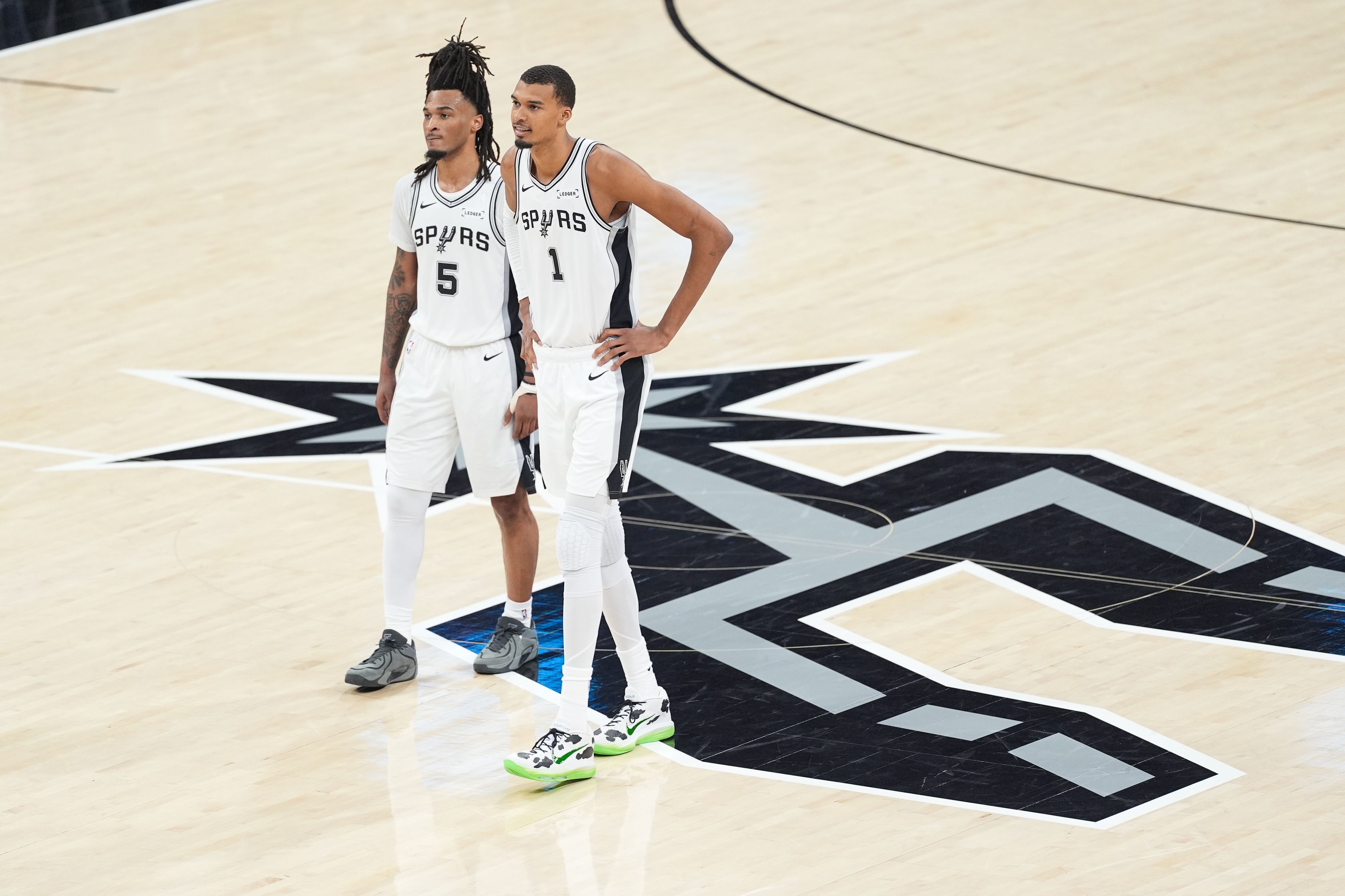 卡斯尔信号遭无视 文班致命失误葬送G2
